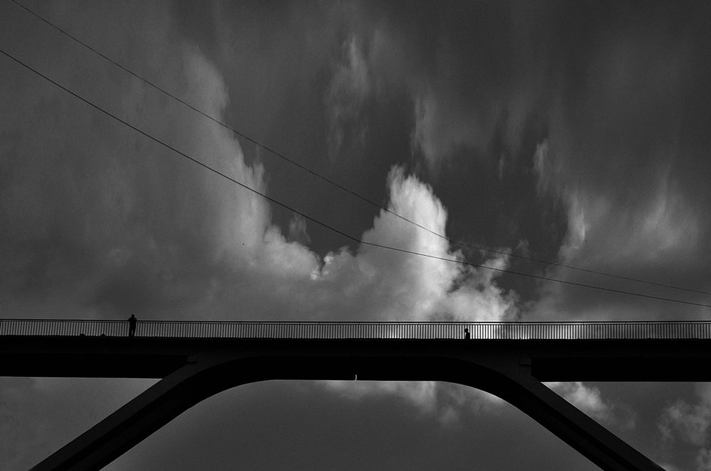 Люди переходящие большой мост... даже они достойны счастья  ()People crossing a big bridge ... even they deserve to be happy.