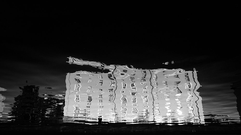 Плывущий дом среди города (Floating house in the city)