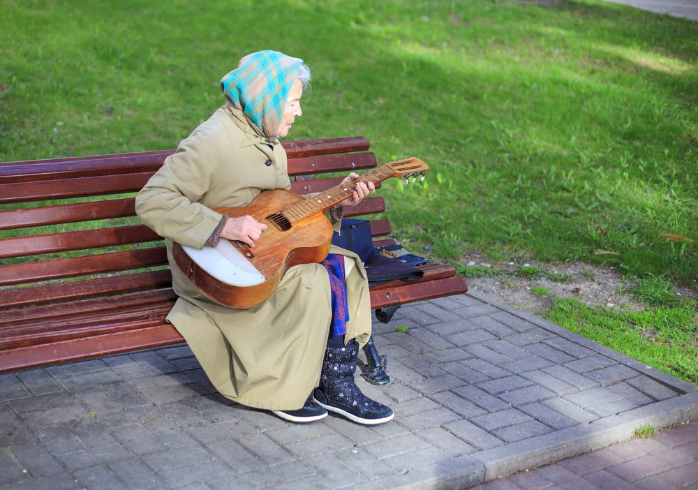 бабушка с гитарой