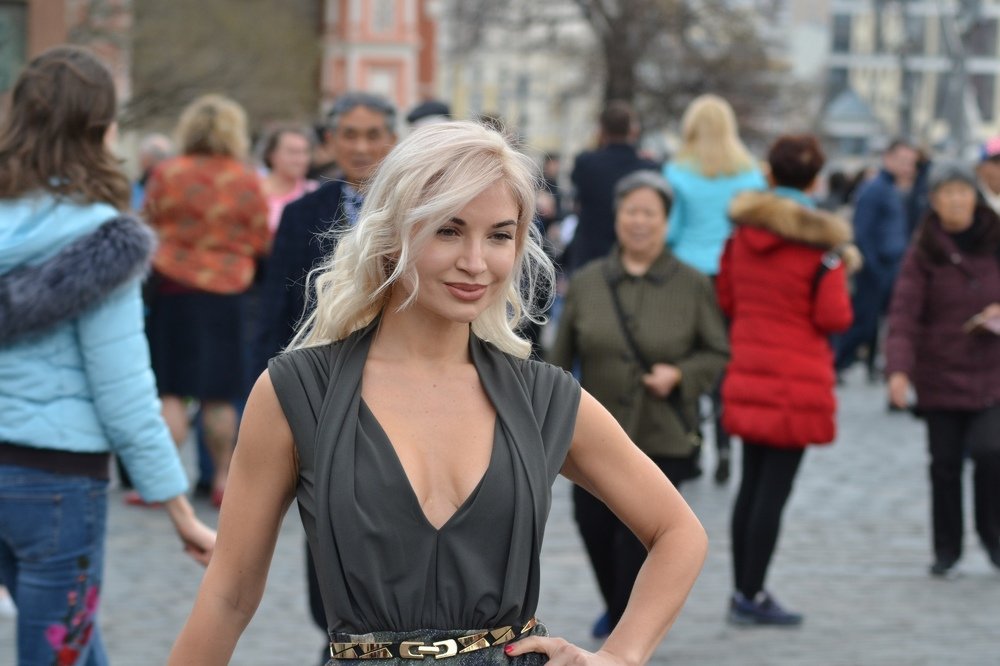 Блондинка в городе