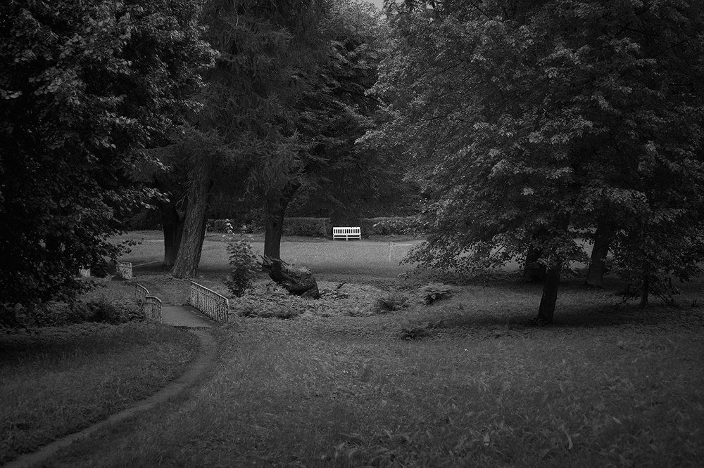 Белая скамейка