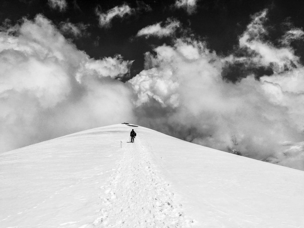 "Есть только миг между прошлым и будущим,,,,,"