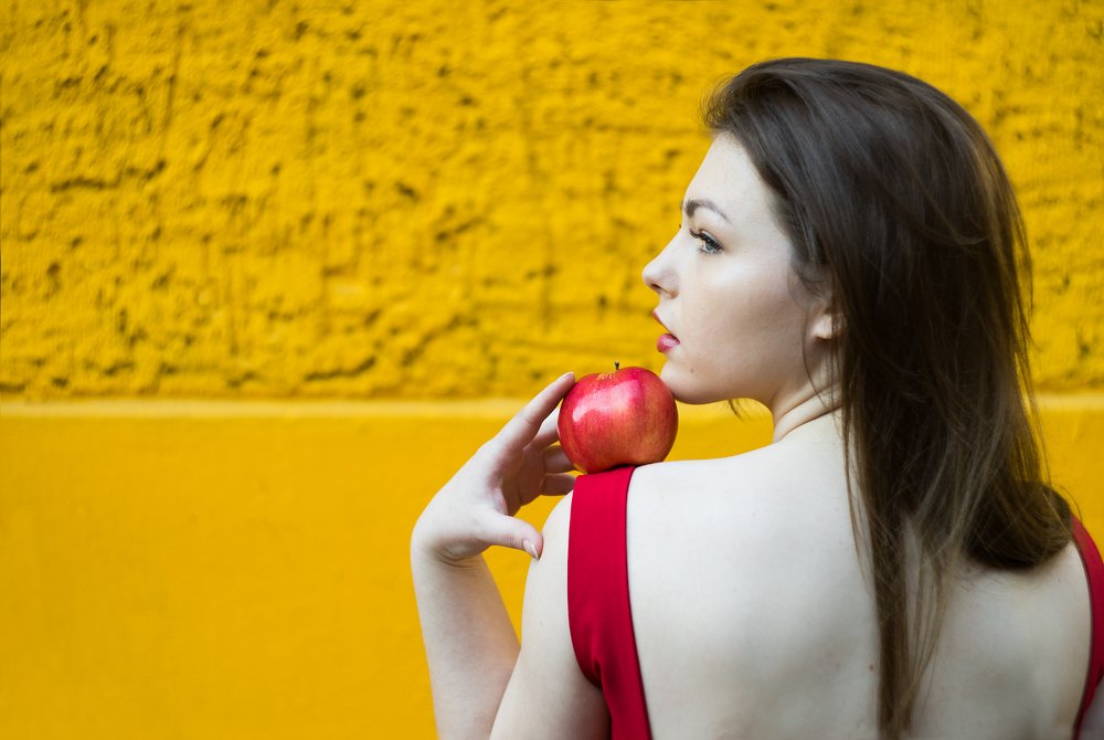 the girl with the apple - 2