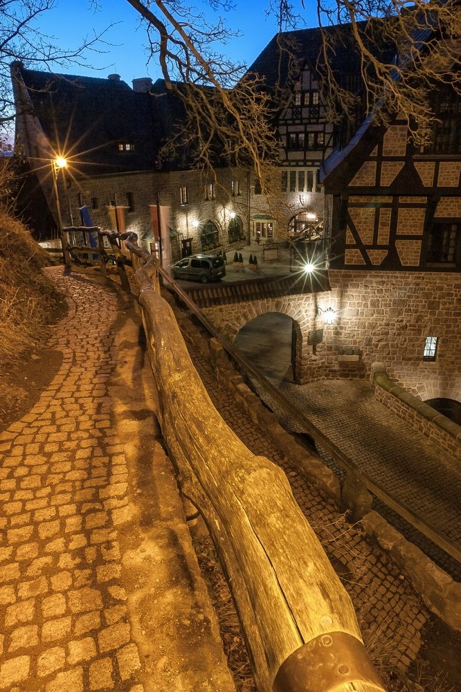 Замок Wartburg в вечерних огнях...