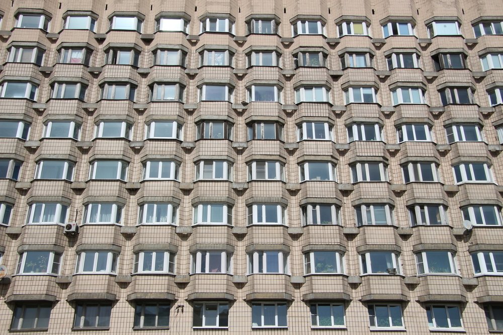 Окна многоквартирного дома
