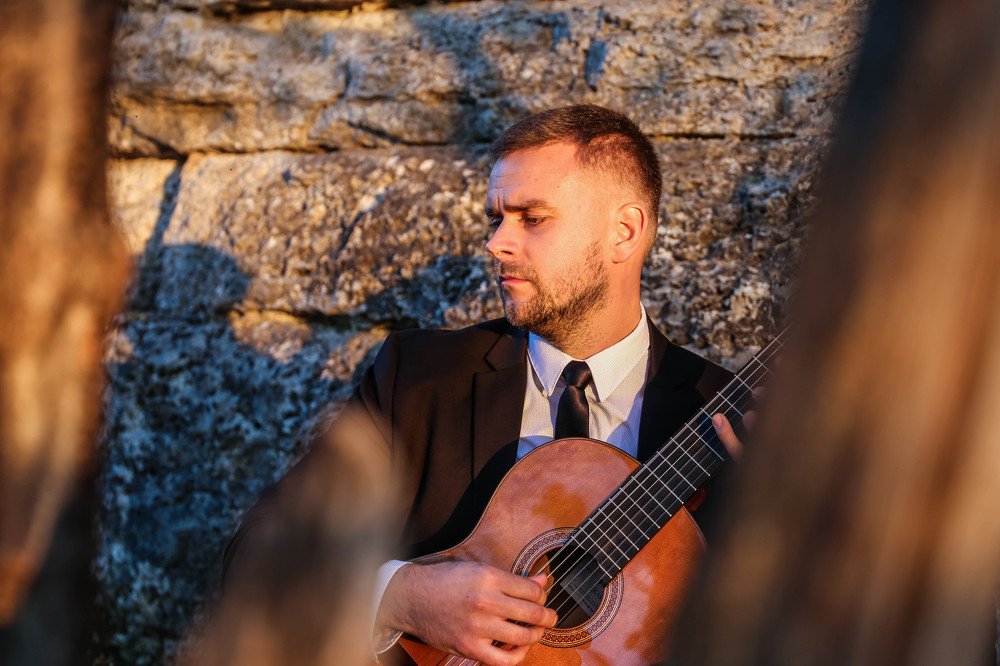 Саша и гитара