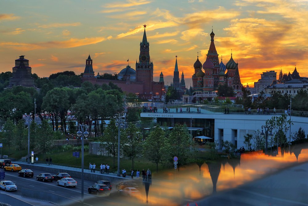 Закат над Зарядьем и Кремлем