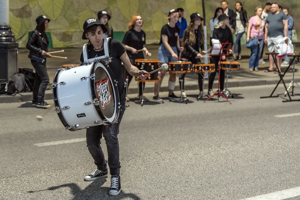 Уличные барабанщики.