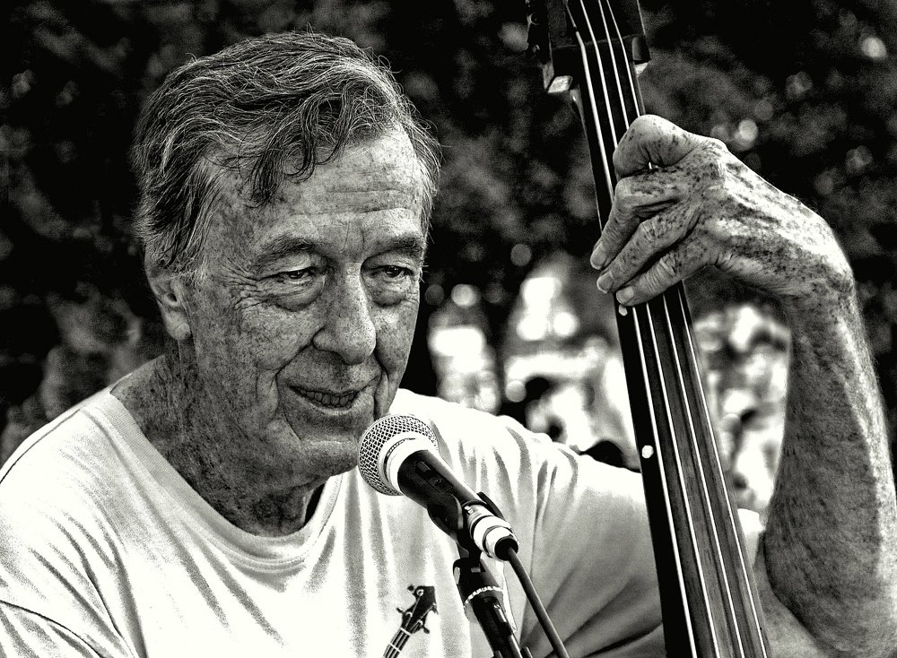 Уличный контрабасист