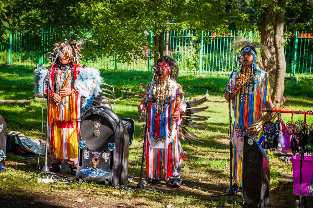 Индейцы в городе