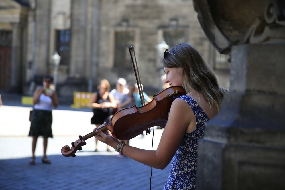 Уличная скрипачка...
