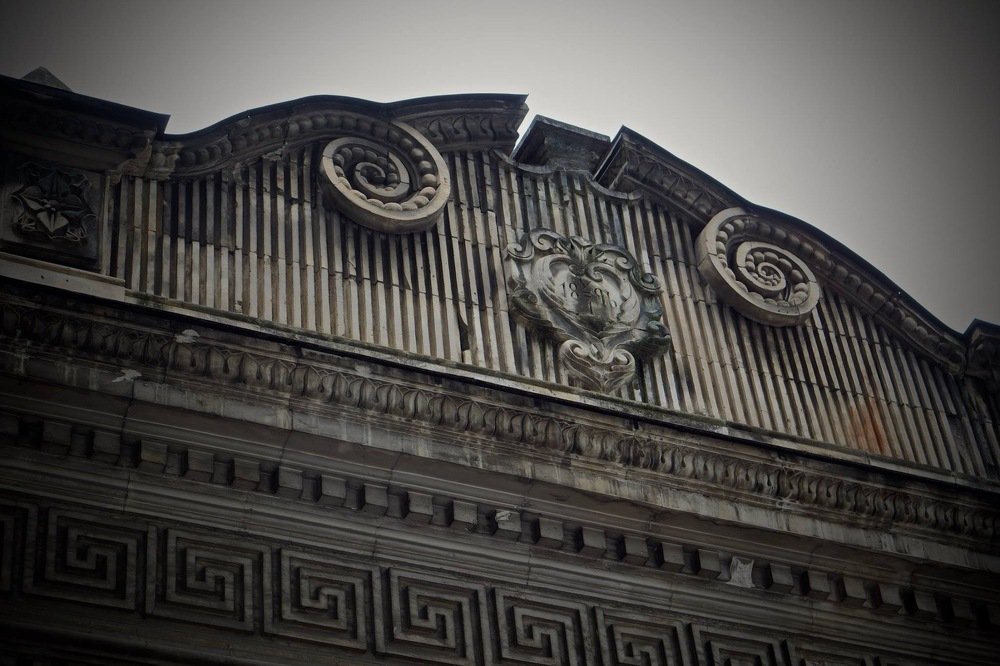 Руины старого особняка вечером