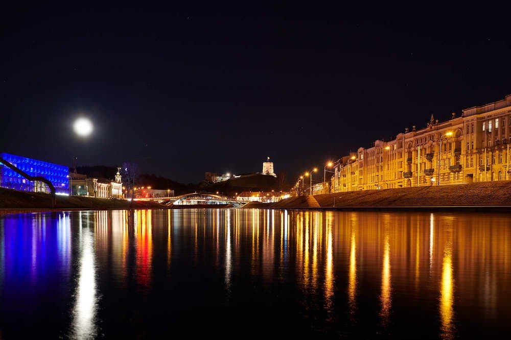 Луна над Вильнюсом