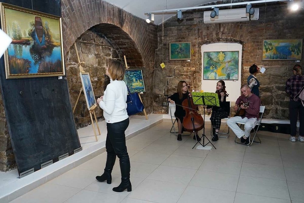 Трио в музее.