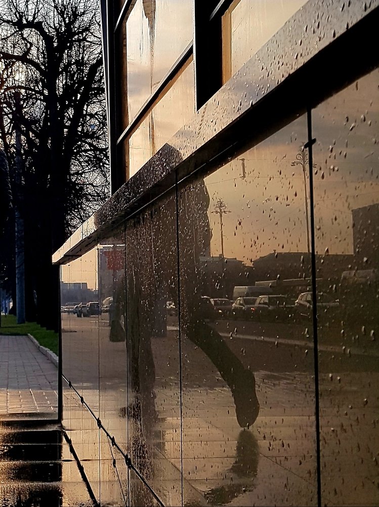 В лучах восходящего солнца.