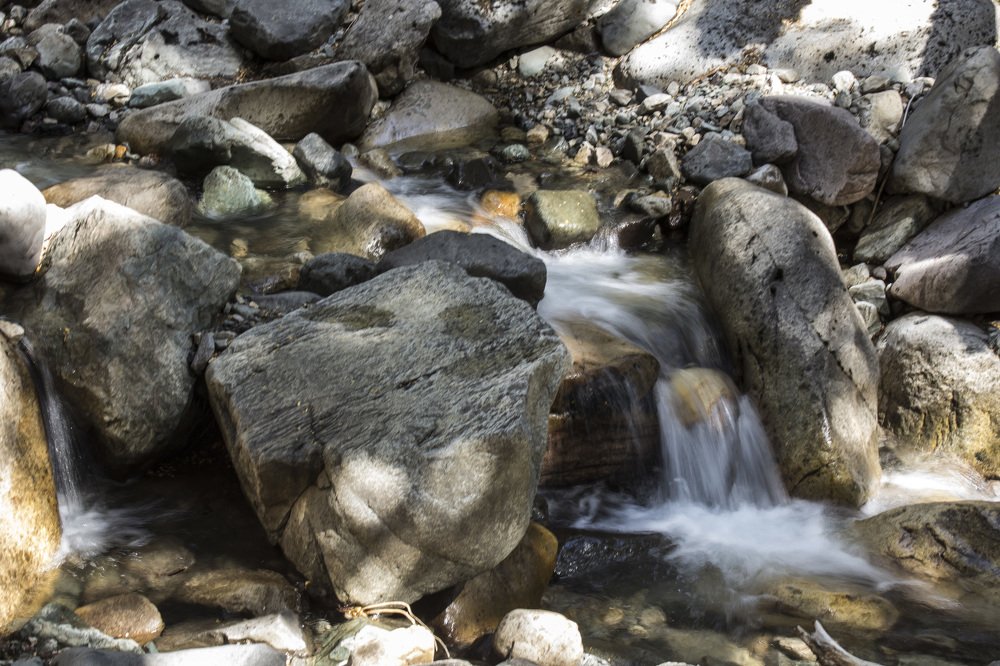 agua y  piedras