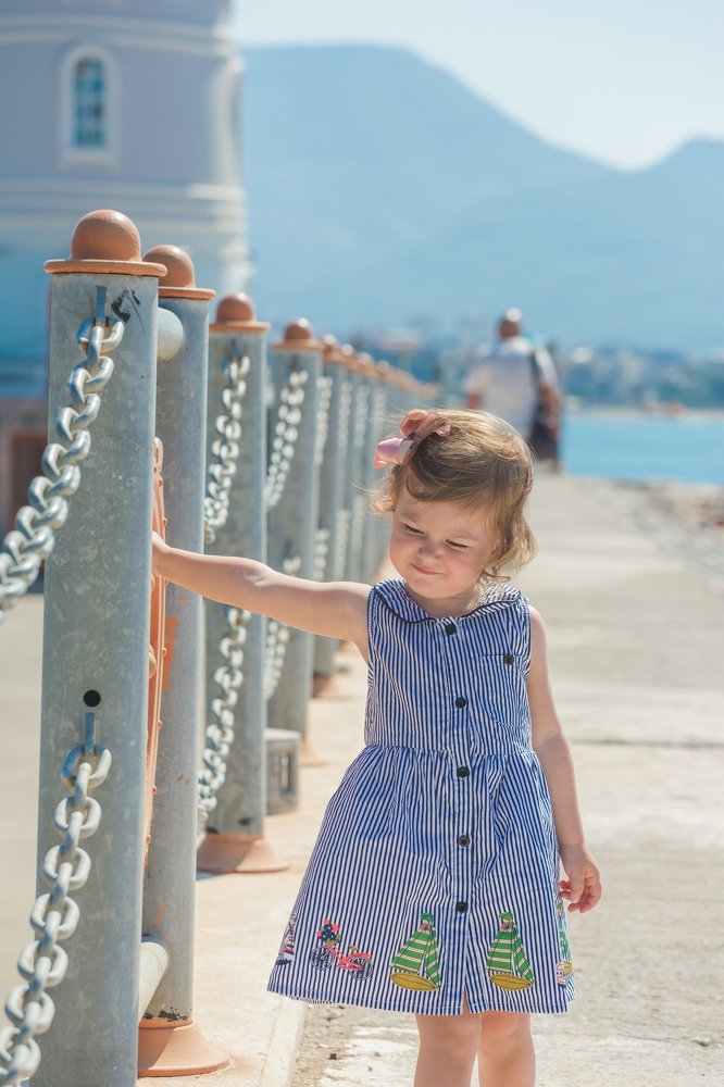 Малышка на море