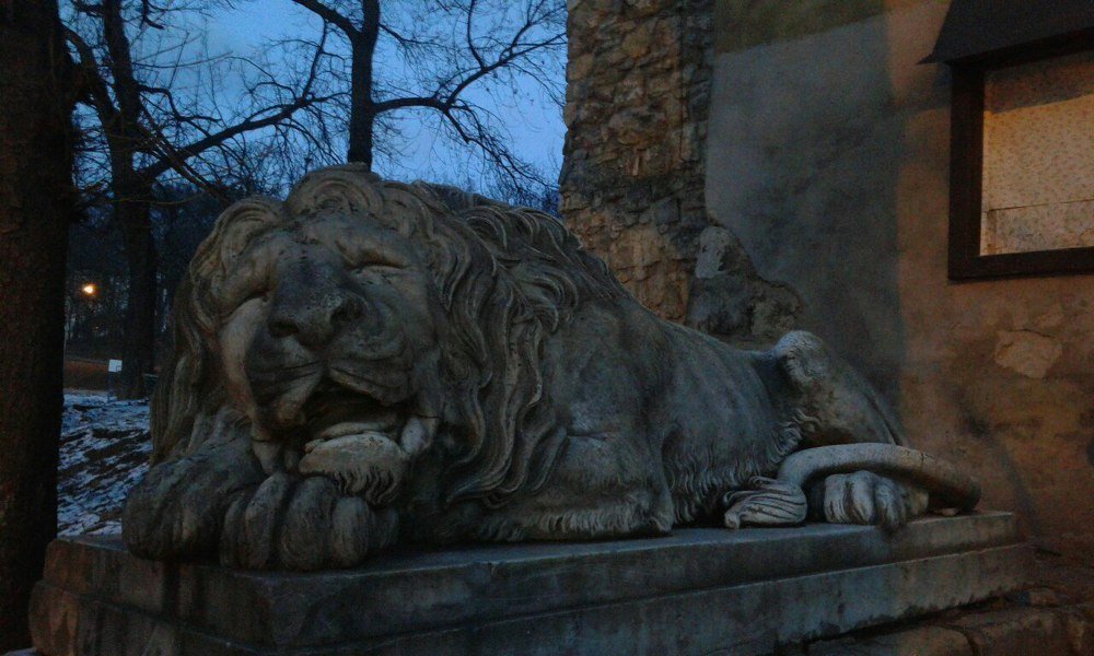 Лев у Пороховой башни