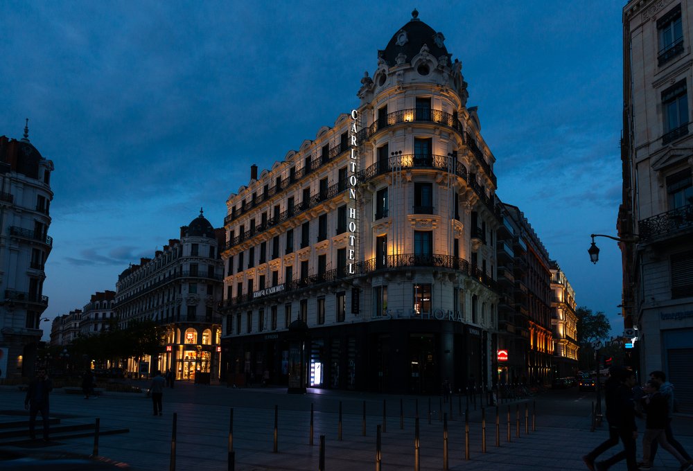 Отель Карлтон