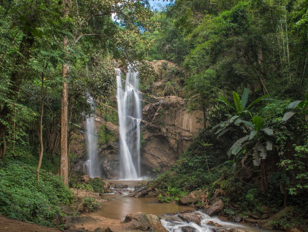 Водопад в джунглях