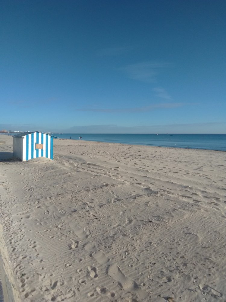 Cabane sur le sable d'une plage