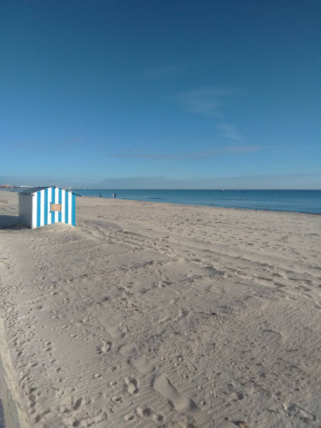 Cabane sur le sable d'une plage