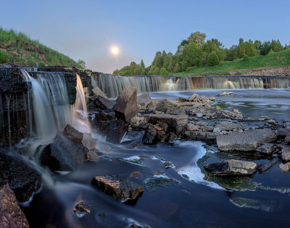 Закат луны над Гертовским водопадом
