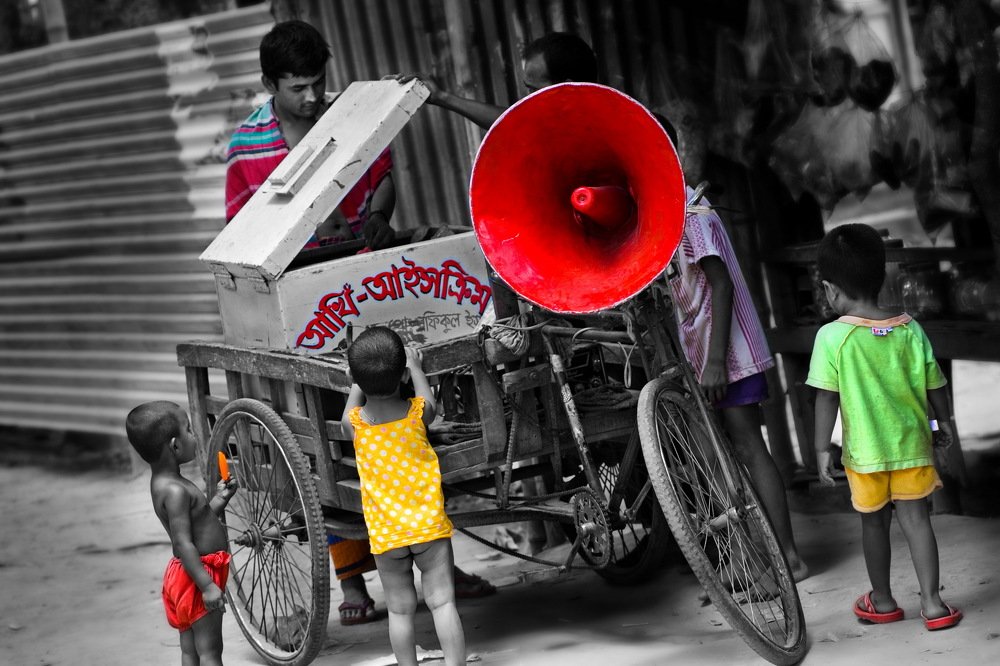 A Street Musician play music and sell Ice cream