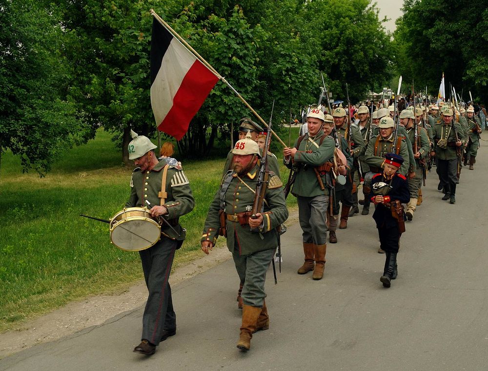Die erste Kolonne marschiert