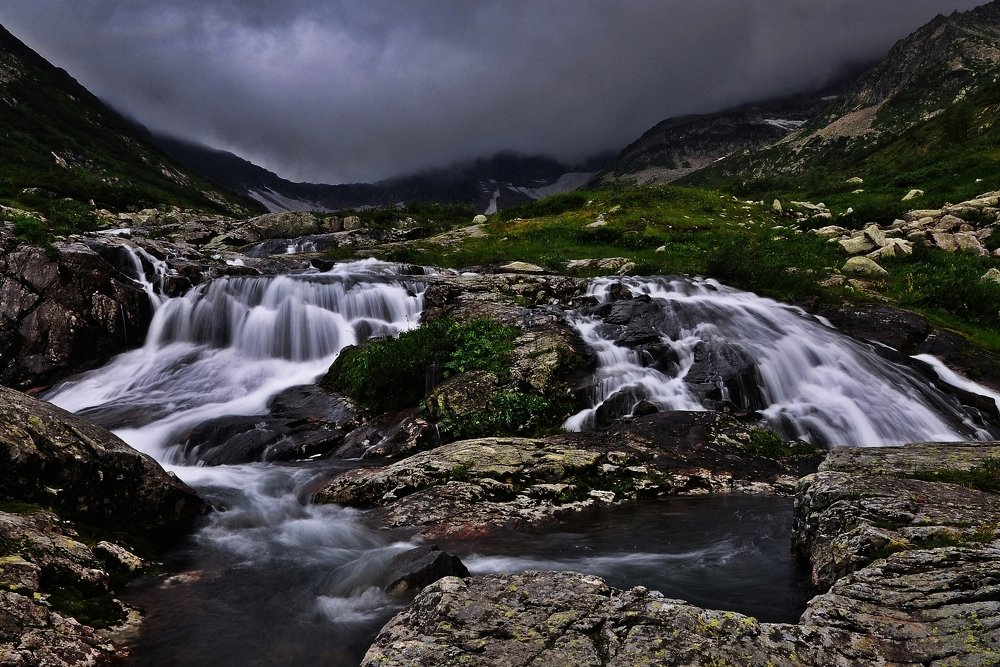 Горный водопад по камням