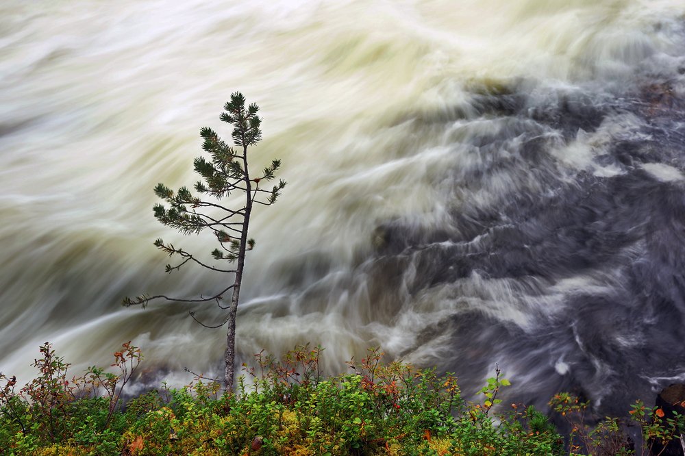 Над водопадом.