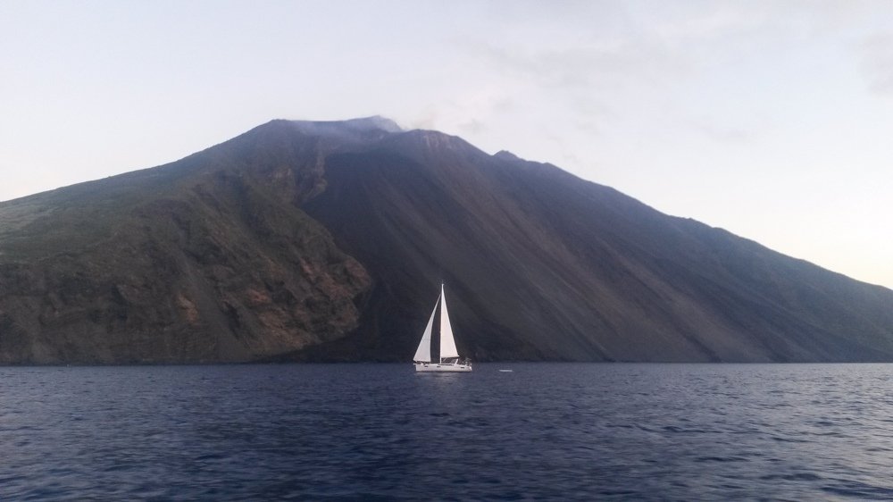 Черный вулкан и белый парусник