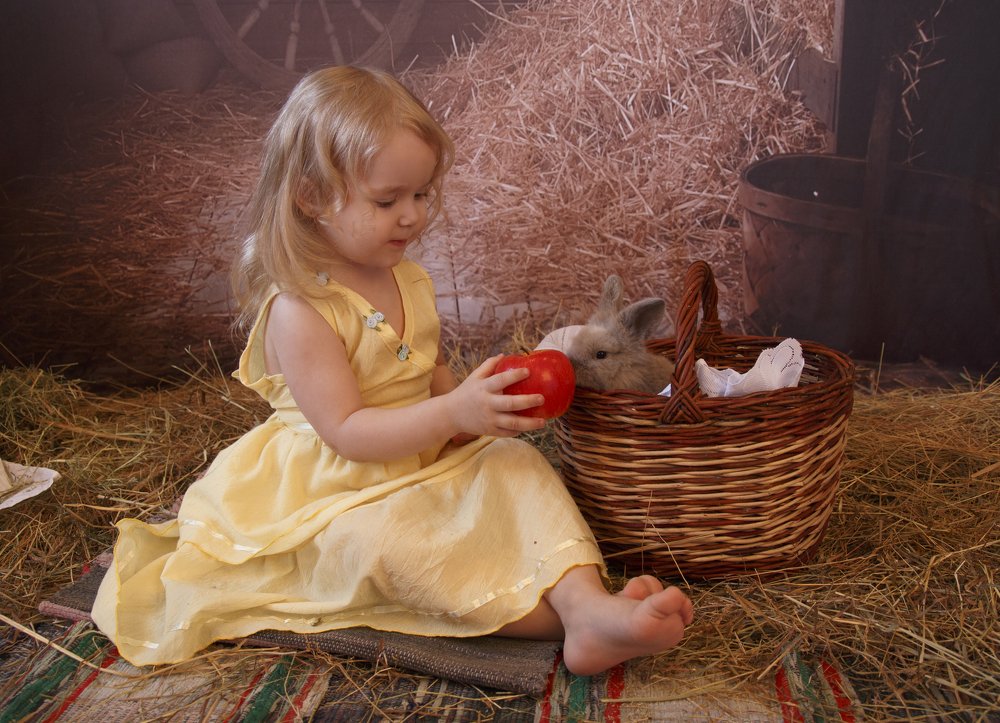 Девочка с крольчонком