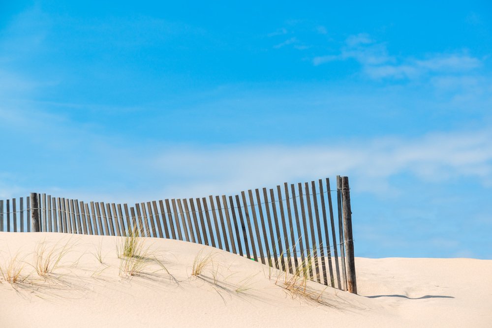 Пляж за забором