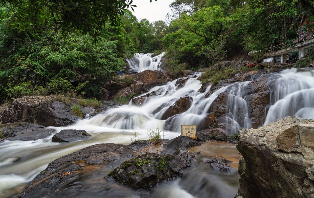 Каскадный водопад в окрестностях далата