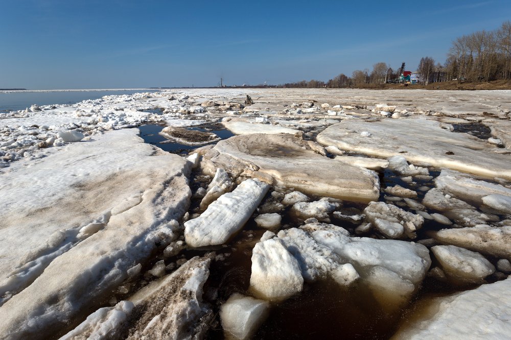 Ледоход на реке Онеге.