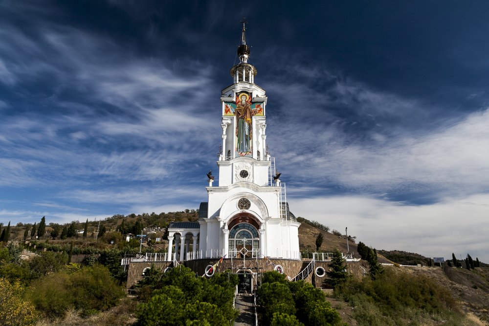 церковь-маяк Святого Николая Чудотворца в п. Малореченское (Крым, Россия)