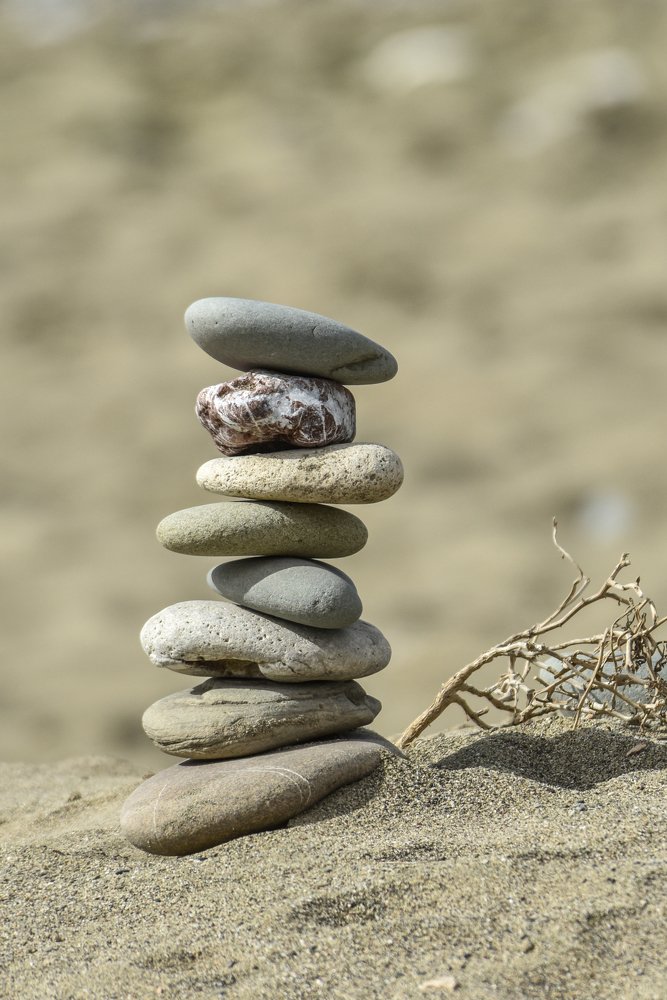 Каменная пирамида на пляже