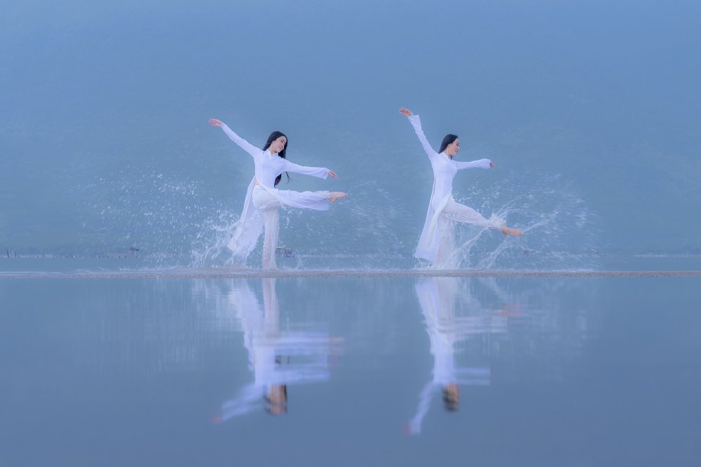Reflection dance