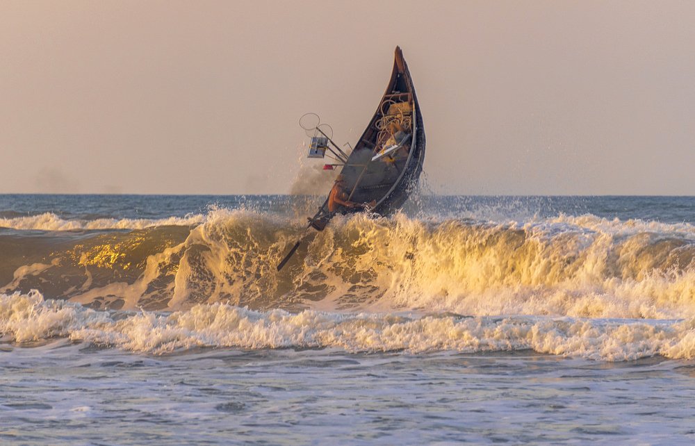 Cross the waves to the sea