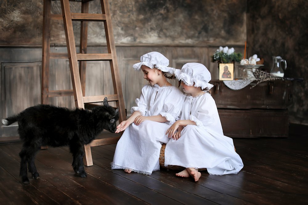 две сестрички и козочка