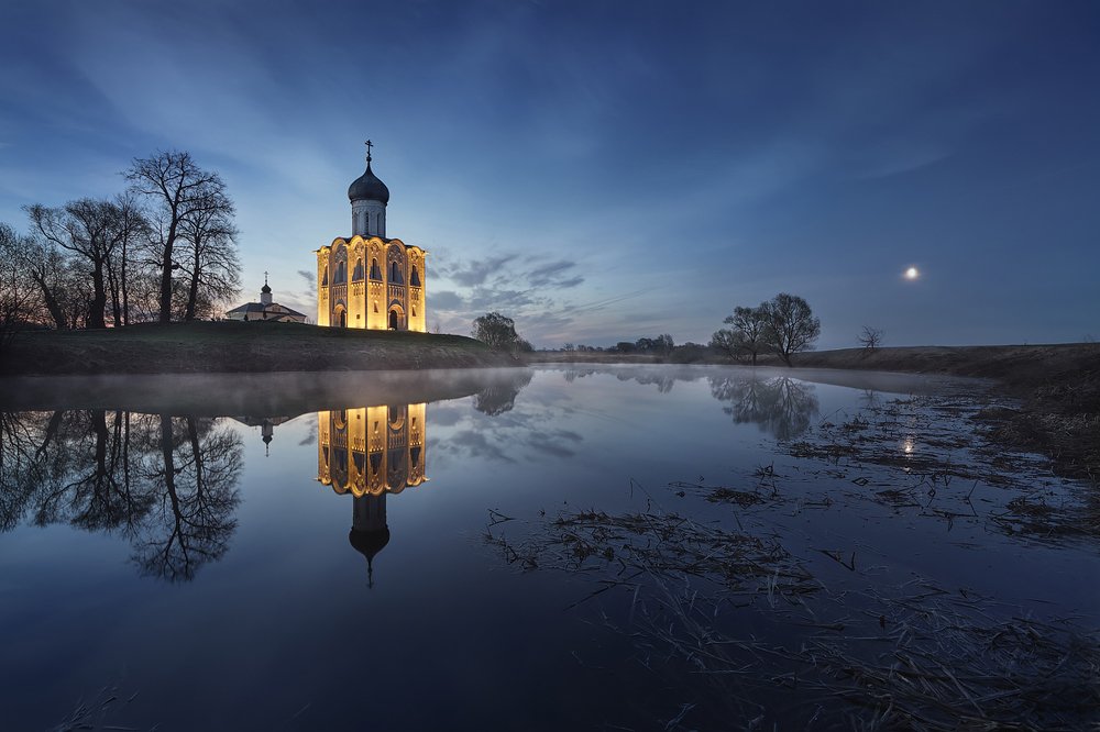 Покрова на Нерли. Луна перед рассветом.