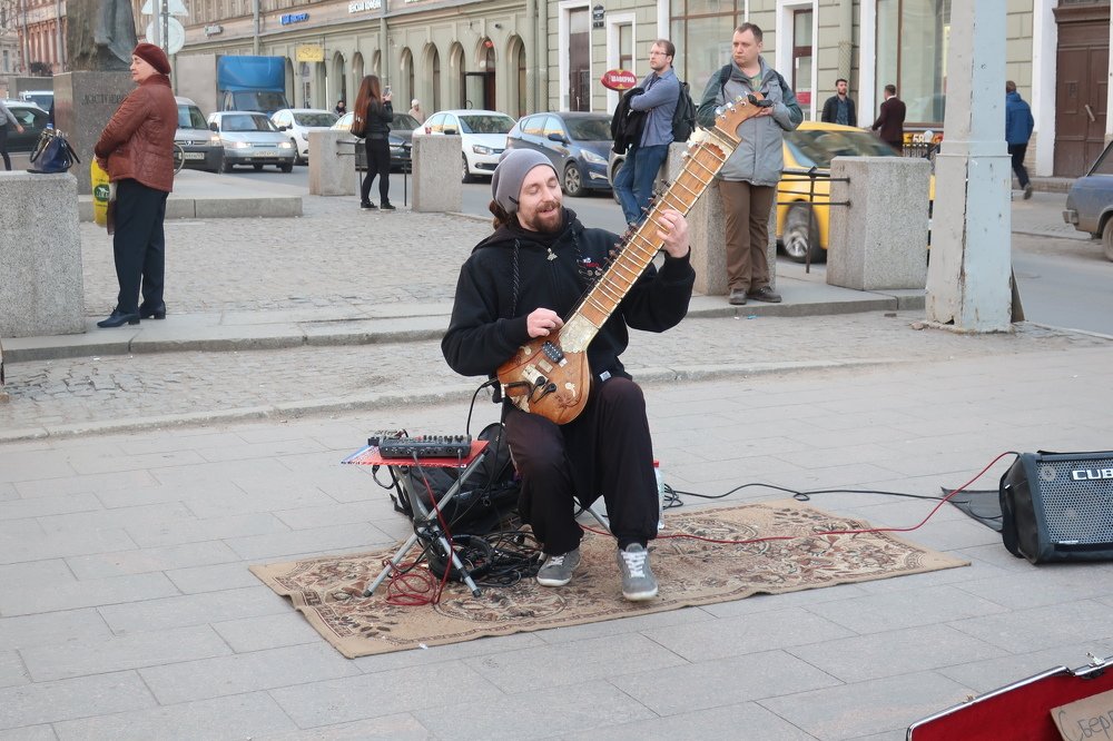 Уличный музыкант на ковре