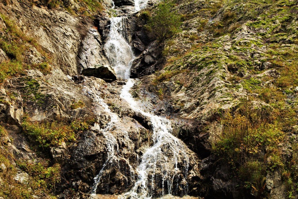 "Высоко в горах".