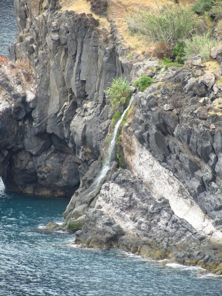 Водопад в Комара да Лобуш. Мадейра