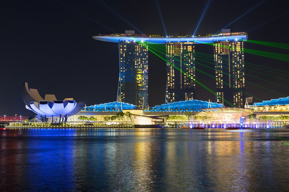 Вечерний Сингапур. Отель "Марина Бэй Сандс". Лазерное шоу на набережной Marina Bay.