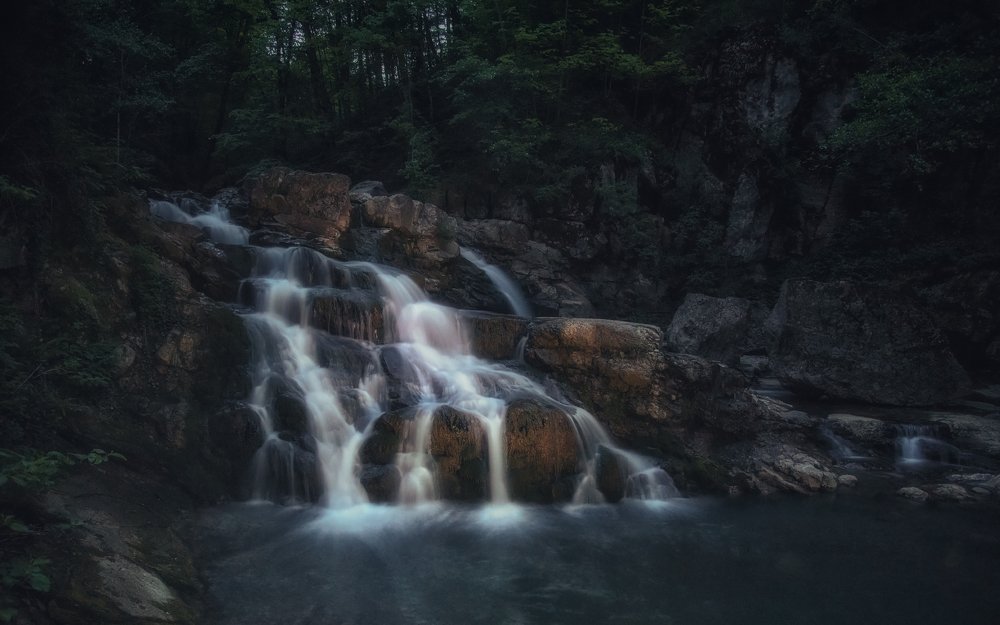 В сумерках у водопада...