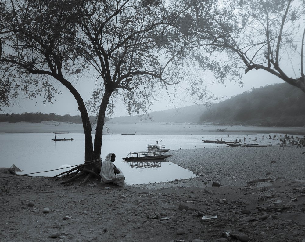 এক বিষণ্ণ মেঘময় প্রাচীর