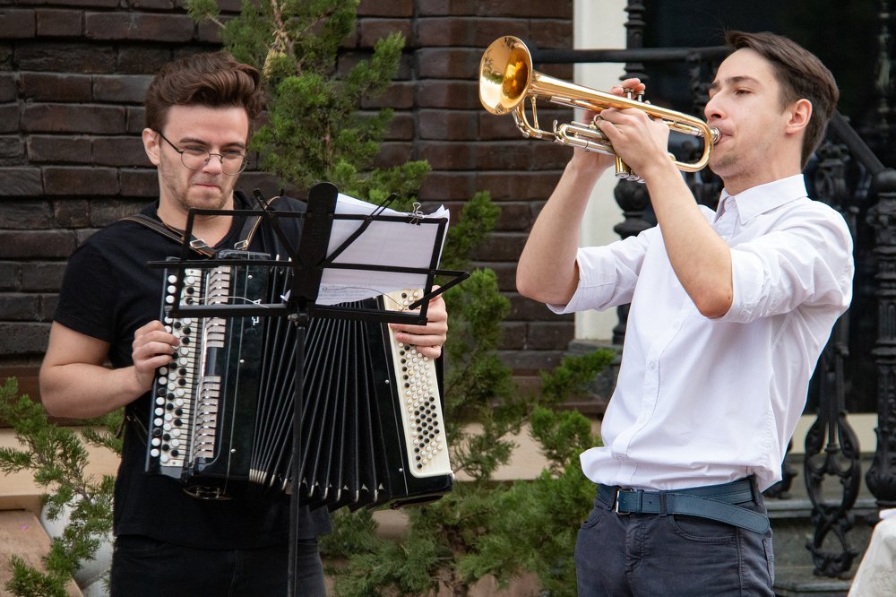 Трубач выдувает медь