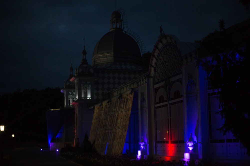 Пушкинская галерея в ночи